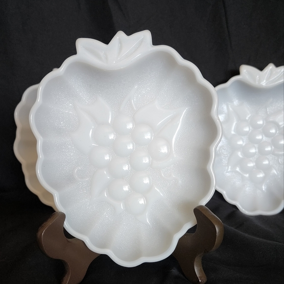Hazel Atlas Milk Glass Grape Dish set of 4 - Picture 4 of 9